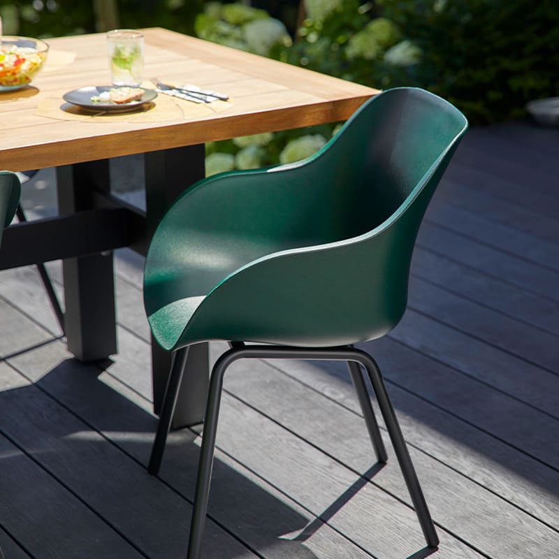 table de jardin en bois avec chaise vert