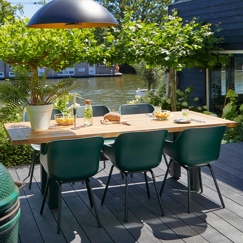 table de jardin avec chaise verte