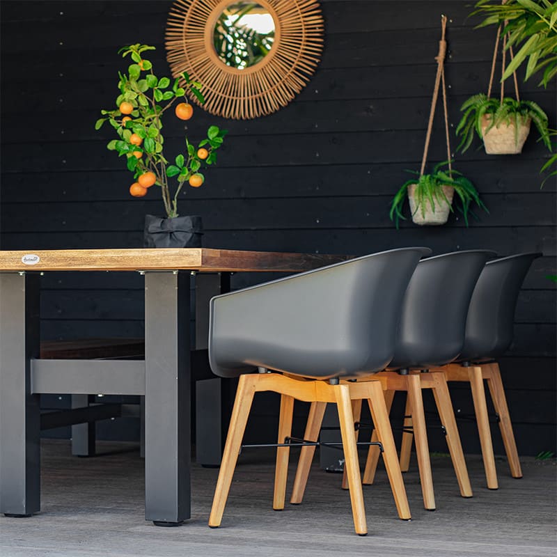 table de jardin en bois avec chaise noire