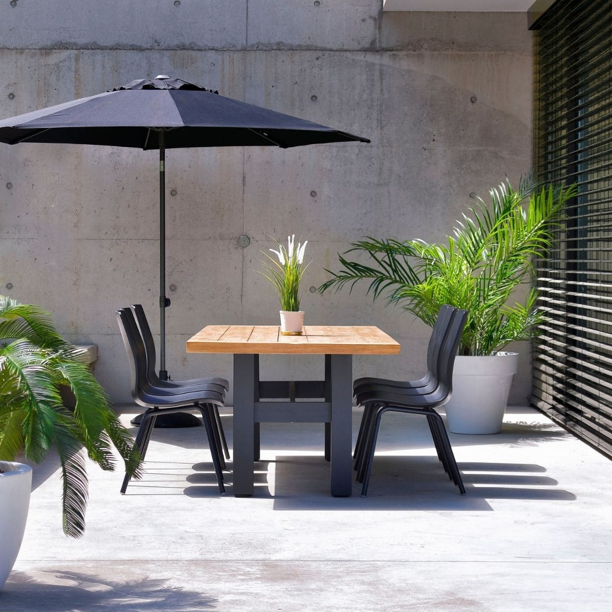 Table de jardin avec chaise noire