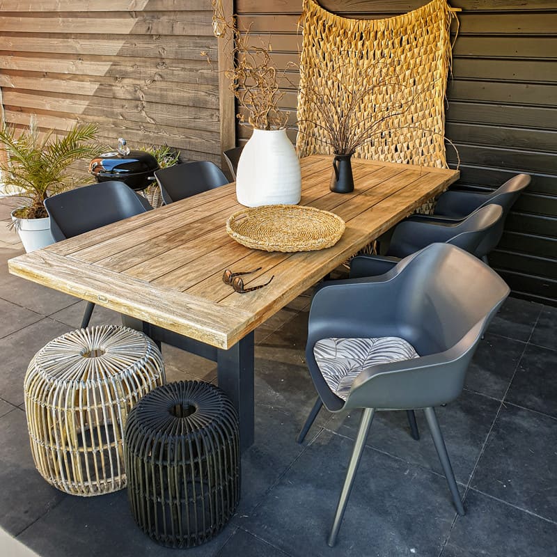 table de jardin en bois avec chaise grise